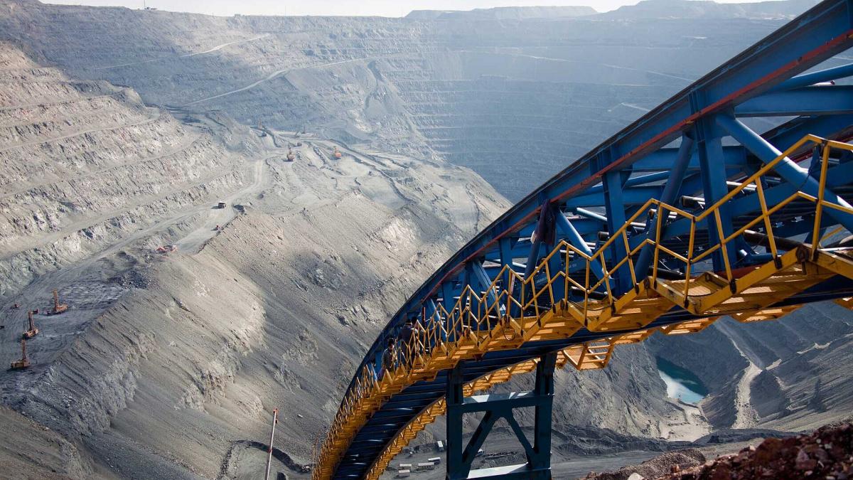 Крутонаклонный горный конвейер